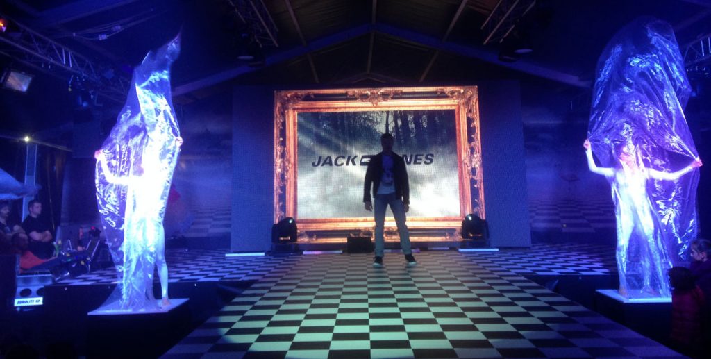 Showszene aus dem Fashionwunderland