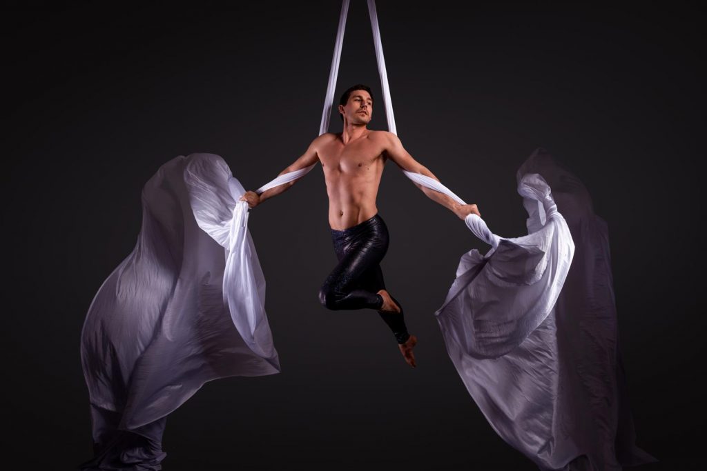 Tuchartist und Vertikale Fashion Show