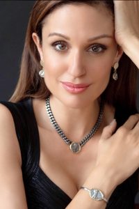 Commercial Madel - Modern Women