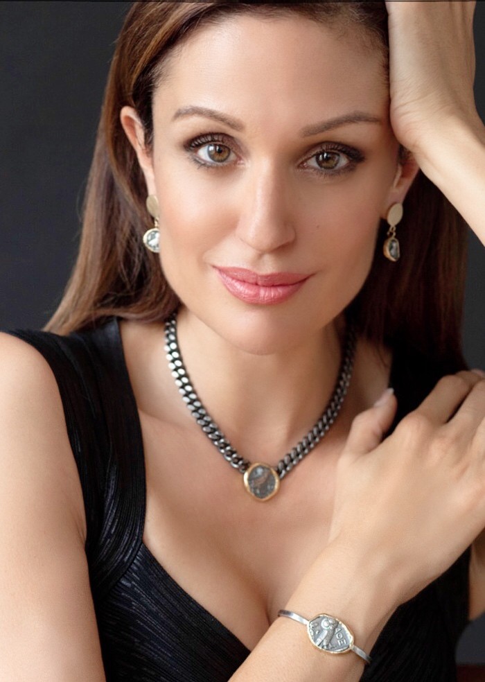 Commercial Madel - Modern Women