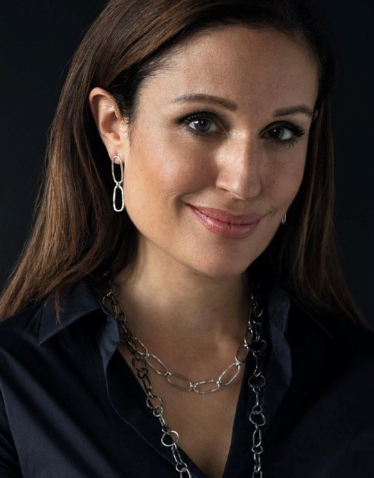 Commercial Madel - Modern Women